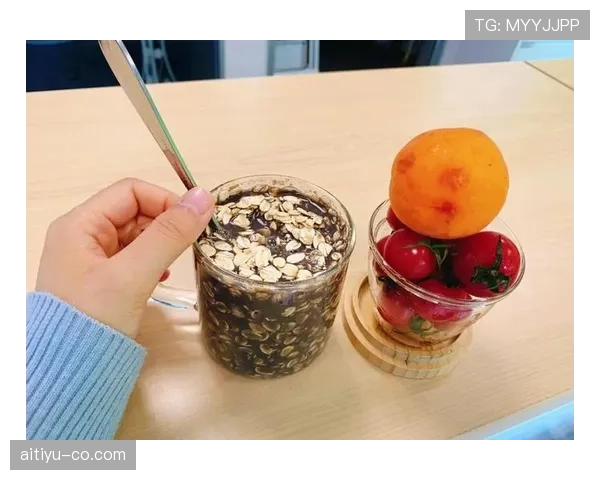 郑思维训练完顺手买了杯30块的奶茶，这自律和放纵的平衡感谁懂啊